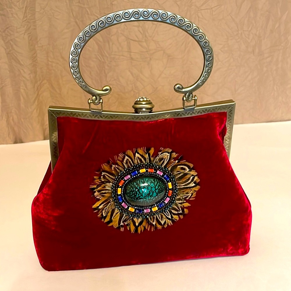Red Velvet* vintage style purse* chain tucks to hand hold. Great condition!!🤩💄